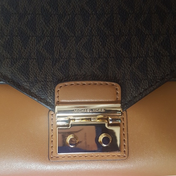 MK crossbody wallet purse on leather and gold chai - Picture 4 of 6